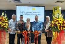 Direktur Utama PT Administrasi Medika (Admedika) Dian Prambini bersama jajaran dan Indriyanti Rafi Sukmawati, Business & Marketing Director Prodia berserta jajaran