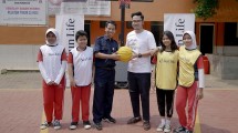 Penyerahan donasi peralatan olahraga basket kepada 30 sekolah menjadi awal dari perayaan ulang tahun ke-30 Sun Life di Indonesia