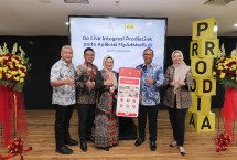 (Kiri ke Kanan) EGM Operasional AdMedika Dr. Rizal Hakim, Direktur Keuangan & Management Risiko/CFRO AdMedika Danang Rizki Ginanjar, Direktur Utama AdMedika Dian Prambini, Digital Service Transformation & IT Director Prodia Andri Hidayat, dan Business and Marketing Director Prodia Indriyanti Rafi Sukmawati saat acara seremoni Go Live Integrasi ProdiaLink pada Aplikasi MyAdMedik@