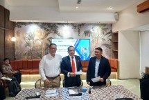 (Kiri-kanan) Ahmad Reza SVP Group Sustainability & Corporate Communication PT Telkom Indonesia, Kuasa Hukumnya Juniver Girsang dan Tim Legal Telkom