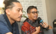 Alex Denni (kanan) bersama kuasa hukumnya, Ketua PBHI Julius Ibrani.