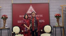 Felix TJ - CEO Roemah Koffie dan istri pada Peluncuran Koffie Tins di Ajang World of Coffee (WOC) 2025