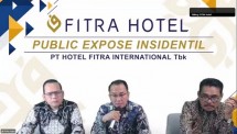 Joni Rizal, Direktur Utama PT Hotel Fitra International Tbk (tengah) di dampingi oleh para anggota Direksi dalam acara Public Expose Insidentil pada Rabu (21/05/2025) di Majalengka. (Foto: Humas FITT)