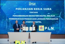 Plt. Direktur Pengembangan Ekosistem Digital Kementerian Komunikasi dan Digital, Sonny Hendra Sudaryana (tengah) dan Direktur Perencanaan Korporat dan Pengembangan Bisnis, Hartanto Wibowo (kanan), melakukan penandatanganan kerja sama terkait Pengembangan Ekosistem Digital Melalui Pemberdayaan Produk dan Layanan Perusahaan Startup Digital yang disaksikan oleh Direktur Jenderal Infrastruktur Digital Kementerian Komunikasi dan Digital, Wayan Toni Supriyanto (kiri), Rabu (21/5/2025).