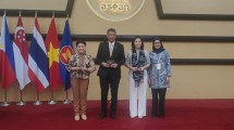 Wamen PPPA, Veronica Tan bersama Ketua Yayasan Autisma Indonesia (YAI), Adriana S. Ginanjar dalam sebuah talkshow bersama ASEAN Autism Network