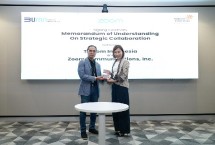 Direktur Group Business Development Telkom Honesti Basyir (kiri) dan Head of Zoom Indonesia, Malaysia, Filipina, dan Vietnam, Ka Yee Chan (kanan) di acara seremoni penandatanganan MoU antara PT Telkom Indonesia (Persero) Tbk (Telkom) dan Zoom Communications, Inc. (Zoom) yang berlangsung di Telkom Landmark Tower (TLT) Jakarta, beberapa waktu lalu.