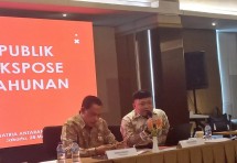 Dedi Parhan, Corporate Secretary PT Satria Antaran Prima Tbk (SAPX), didampingi oleh Presiden Direktur SAPX, Budianto Darmastono, sedang memberikan penjelasan kepada media usai RUPST yang diselenggarakan di Jakarta, Rabu (28/05/2025). (Foto: Humas SAPX)