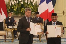 (kiri) Antoine de Saint-Affrique, CEO Danone dan (kanan) Prof. Dr. Ir. Dadan Hindayana, Kepala Badan Gizi Nasional (BGN) menandatangani Nota Kesepahaman (MoU) kemitraan strategis Danone melalui PT Sarihusada Generasi Mahardika dengan Pemerintah Indonesia melalui BGN dengan disaksikan oleh (belakang kiri) Emmanuel Macron, Presiden Prancis dan (belakang kanan) Prabowo Subianto, Presiden Indonesia di Istana Negara