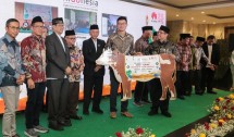 Huawei Indonesia menyalurkan 15 ekor sapi dan 60 ekor kambing ke 15 masjid di 12 kota di Indonesia.