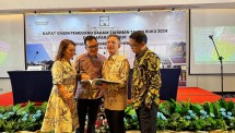 (Kiri-Kanan) Komisaris Independen PT Minahasa Membangun Hebat Tbk (HBAT), Fitria Ayu Febrianty; Komisaris Utama HBAT, Rommy Posma Leke; Direktur Utama HBAT, Go Ronny Nugroho; Direktur HBAT, Andrie Rianto. (Foto: Humas HBAT)