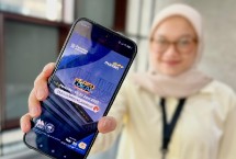 Pegawai Bank Mandiri menunjukan promo ke Nasabah