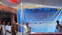 Menteri Koordinator Bidang Pangan Zulkifli Hasan bersama Direktur Utama ID FOOD Ghimoyo, saat menghadiri Peluncuran Koperasi Desa/Kelurahan Merah Putih Percontohan di Kelurahan Sukodadi, Palembang, Sumatera Selatan. ID FOOD berpartisipasi dalam program strategis ini sebagai bagian dari komitmen Holding BUMN Pangan dalam mendukung ketahanan pangan nasional dan pemberdayaan ekonomi desa.