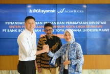 (ki-ka) Direktur Utama PT Toya Perdana Lhokseumawe Cipta Ciputra Harun; Direktur PDAM le Beusaree Rata Lhokseumawe Saifuddin; dan Presiden Direktur BCA Syariah Yuli Melati Suryaningrum berbincang usai penandatangan kerja sama pembiayaan investasi proyek Sistem Penyediaan Air Minum (SPAM) di Kota Lhokseumawe Aceh, bertempat di Ciputra World 1, Jakarta, Senin (16/6).