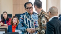 Wakil Menteri Perindustrian Faisol Riza berjabat tangan dengan Centre for Policy Development CEO Andrew Hudson pada kegiatan 5th Australia - Indonesia Energy Transition Dialogue
