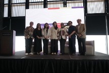 Tanangga Karim Perwakilan dari PT Amara Pameran Internasional, Etty Anggraeni Director PT Amara Pameran Internasional, Cloudinia J. Dieter Project Director WAKENI, Stephanie Sim Project Director Koelnmesse Singapore, Deasi Dianasari Treasurer of HDII, Sofyanto Widjaja Direktur PT Wahana Kemala Niaga, Mr. Jimmy Chandra, Deputy Chairman for R&D and Regulations Indonesian Sawmill and Woodworking Association ( kiri ke kanan)