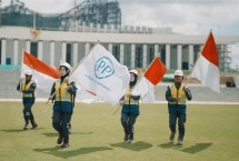Talent PTPP mengibarkan bendera Merah Putih dan Bendera PTPP