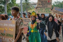 Kampanye buang sampah plastik pada tempatnya