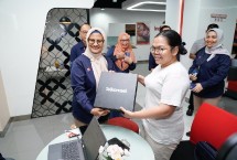 Direktur Utama Telkom Dian Siswarini (kiri) saat melakukan kunjungan ke pelanggan segmen Business-to-Consumer (B2C) di GraPARI TelkomGroup Manyar, Surabaya, pada Senin (16/6).