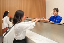 Nasabah bertransaksi di Kantor BRI
