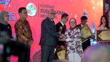 Jonathan Danang Wardhana, Ketua Koperasi Kana, hadir langsung menerima penghargaan prestisius dalam acara Launching Buku dan Award 100 Koperasi Besar Indonesia (KBI) 2025 yang digelar di The Trans Resort Bali, Seminyak.
