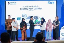 Bank Rakyat Indonesia Tbk saat memberikan hadiah ke Nasabah
