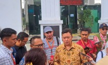 David Muflihano selaku Strategic Human Resources and Industrial Relations Advisor (berkacamata), Wahyudi N selaku Direktur PT BAC (tengah bertopi) dan Huasa Hukum Hasudungan Manurung SH MH dari Pahala Manurung SH., MH & Partners saat konferensi pers di Kompleks Kantor Pengadilan Negeri, Jakarta Barat, Selasa (1/7/25).