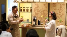 dua resep es kopi istimewa di instalasi Coffee Cart Roadshow dari Nespresso.
