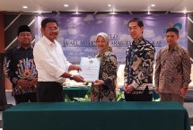 Presiden Direktur BCA Syariah, Yuli Melati Suryaningrum ( tengah)