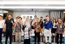 Kunjungan Mahasiswa Melbourne University ke BSI (Ki-ka) . SVP Environment Social Governance BSI Rima Dwi Permatasari, Direktur BSI, The Academic Program Director in Experiential Learning Faculty of Business and Economics University Of Melbourne Jason Brown dan Corporate Secretary BSI Wisnu Sunandar di Kantor Pusat BSI Jakarta (15/7).