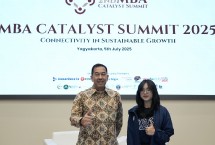 Wakil Direktur Utama Telkom Muhammad Awaluddin bersama Putu Gita Marsya Wijaya selaku Chapter Lead Digistar Club UGM dalam acara MBA Catalyst Summit 2025.