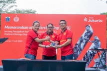 BANK JAKARTA, Jakarta (17/07) Penandatanganan nota kesepahaman (MoU) dilakukan oleh Direktur Utama Bank Jakarta, Agus H. Widodo, dan Direktur Utama PT Persija Jaya Jakarta, Mohamad Prapanca, disaksikan oleh Wakil Gubernur DKI Jakarta, Rano Karno serta Ketua Umum JakMania, Diky Soemarno di Taman Menteng, Jakarta.