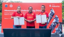 Wakil Gubernur Rano Karno (tengah) menyaksikan penandatanganan nota kesepahaman (MoU) antara Bank Jakarta dengan Persija di Taman Menteng Jakarta.