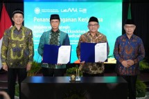 D. Ejima, Direktur Utama Danamon; Herry Hykmanto, Direktur Syariah & Sustainability Finance Danamon; Prof. Dr. Muchlas, M.T., Ketua MPI PP Muhammadiyah; Prof. Dr. H. Haedar Nashir, M.Si., Ketua Umum Pimpinan Pusat Muhammadiyah