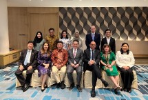 Wakil Direktur Utama PT Bank Syariah Indonesia Tbk (BSI) Bob T. Ananta (depan: kiri ketiga) saat hadir pada pertemuan terbatas dan strategis bersama United Nations Framework Convention on Climate Change (UNFCCC) atau UN Climate Change yang berlangsung di Pullman Hotel Jakarta, 25 Juli 2025