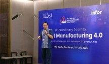 Bapak Yundi Tenggono saat memberikan sambutan, dengan latar belakang layar LED yang menampilkan tema acara. Tujuan: Menampilkan momen pembukaan resmi dan figur kunci dari penyelenggara.