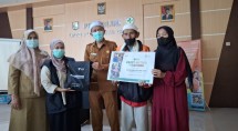 Layanan Kesehatan Cuma-Cuma (LKC) Dompet Dhuafa Jawa Barat menyalurkan bantuan paket nutrisi tinggi protein kepada 12 pasien TBC di wilayah kerja Puskesmas Citarik, Kecamatan Pelabuhanratu, Kabupaten Sukabumi, pada Senin, 21 Juli 2025.