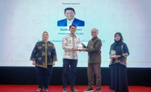 Direktur SDM, Teknologi, dan Informasi PERURI menerima penghargaan individu, bersama 4 penghargaan lain yang diraih PERURI dalam ajang ajang Human Capital on Resilience Excellence Award (HCREA) 2025.