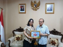 Art Director Sanctory Brigitta Maria Loisa menyerahkan lukisan karya tim kepada Uskup Agung Jakarta, Ignatius Kardinal Suharyo di Wisma KAJ, Senin (28/7/2025). Kardinal Suharyo mendukung karya katekese visual bagi anak-anak Katolik dalam menjawab tantangan dalam pendampingan iman anak.