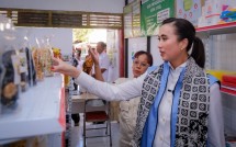 Caption: Menteri Pariwisata Widiyanti Putri Wardhana saat meninjau Koperasi Desa Merah Putih/Koperasi Kelurahan Merah Putih di Klaten, Jawa Tengah, Senin (21/7/2025).