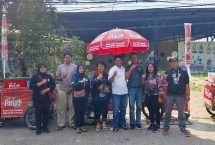 Caption : “Penyerahan gerobak dorong kepada pedagang binaan Kodim 0503/Jakarta Barat hasil kolaborasi dengan PT Mayora, sebagai sarana usaha mikro.”