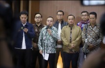 Keterangan Foto(Ist): Konferensi Pers Waka DPR RI Korpolkam Sufmi Dasco Ahmad didampingi Pimpinan Fraksi DPR RI, Pimpinan Komisi III DPR RI, dengan Mensesneg dan Menkumham.