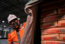 Karyawan SIG menyiapkan semen kantong yang siap kirim di emplasemen kereta api Karangtalun, Kabupaten Cilacap, Jawa Tengah.