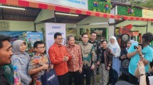 Kepala BPOM, Prof. Dr. Taruna Ikrar, M.Biomed, PhD, beserta jajaran BPOM melakukan foto bersama dengan manajemen Indofood