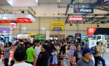 Caption: Suasana pengunjung di hari terakhir pameran GIIAS 2025.
