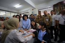 Menteri Komunikasi dan Digital Meutya Hafid Bersama Direktur Jenderal Farmasi dan Alat Kesehatan Kementerian Kesehatan Lucia Rizka Andalusia saat mengunjungi Cek Kesehatan Gratis (CKG) Sekolah di SMPK Penabur Gading Serpong, Kabupaten Tangerang, Senin (4/8/2025). Menkomdigi menegaskan Kemkomdigi terus melakukan monitoring terhadap kualitas koneksi internet di berbagai daerah yang menjadi lokasi pelaksanaan CKG Sekolah. Foto: Agus Siswanto/InfoPublik/KPM