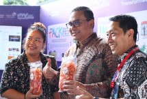 Direktur Human Capital Management Telkom Henry Christiadi bersama SGM Social Responsibility Telkom Hery Susanto dan salah satu UMKM Binaan yang turut menyemarakkan UMK Digital Fest 2025 yang diselenggarakan di Vertical Garden, Telkom Landmark Tower Jakarta