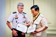 Caption: Jenderal Bryan Fenton menyerahkan medali kehormatan U.S. Special Operations Command (USSOCOM) kepada Presiden Prabowo Subianto di Istana Merdeka, Jakarta, pada Senin, 4 Agustus 2025. (Foto: BPMI Setpres) 