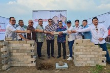 Direktur Sales & Marketing SIG, Dicky Saelan (kelima kanan) bersama Direktur Keterbukaan Publik, Transparansi, dan Akuntabilitas, Kementerian PKP Brigjen Pol. Julisa Kusumowardono (keenam kanan) serta Direktur Utama Asatu Realty Property Group, Joko Santosa (keempat kanan) pada saat seremoni peletakan batu pertama pembangunan Rumah dengan menggunakan Bata Interlock Presisi di perumahan Graha Asatu Puncak, Cibodas, Cianjur, Jawa Barat, pada Jumat (1/8/2025).