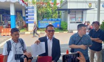 Keterangan Foto: puluhan karyawan dan member didampingi kuasa hukum usai melakukan pelaporan pihak manajemen Gold's Gym ke Polda Metrojaya, Rabu (6/8).