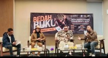 Keterangan Foto (kedua dari kiri) Ahmad Maulana Ujay atau akrab disapa bang Ujay saat meresmikan peluncuran buku 'Kita Bantu Orang, Tuhan Bantu Kita, dan kegiatan Beda Buku bertajuk Malahayati Talks di Jakarta, Jumat (8/8/2025)